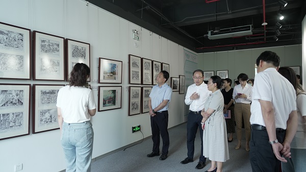 参观“人间正道是沧桑—党的一大至七大主题连环画展巡展”