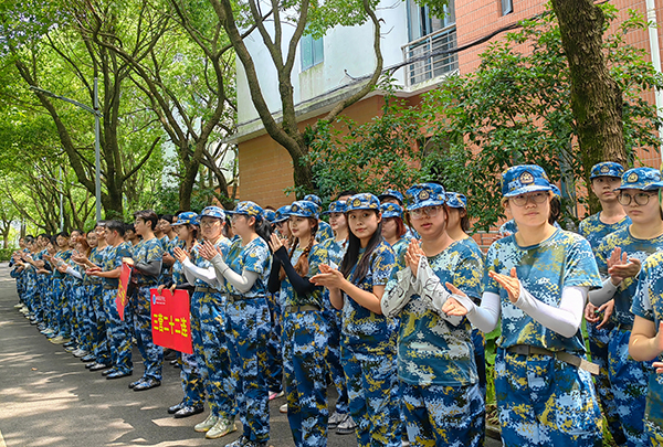 图为参加军训的同学们