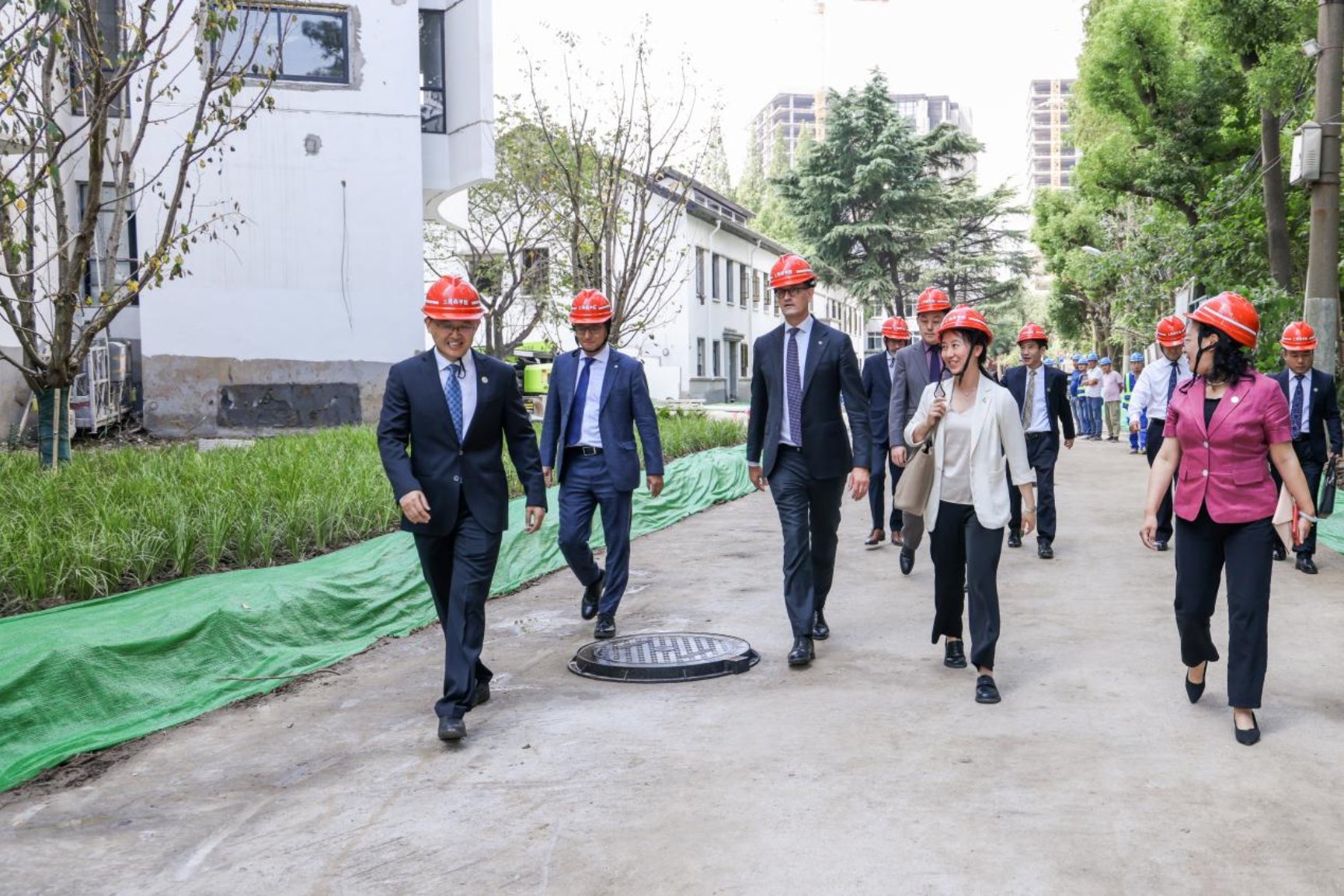 一行人前往漕宝路校区参观考察漕宝路校区建设